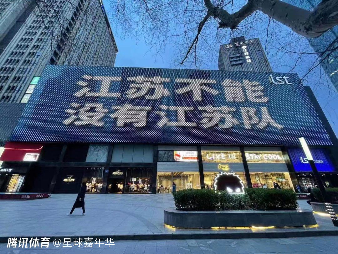 安崇丘一走，宋婉婷立刻紧张的做了几个深呼吸。